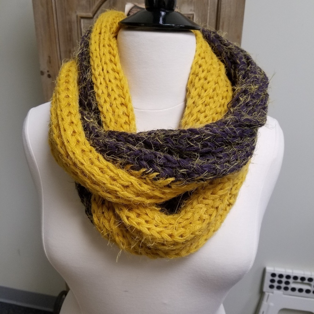 NWT Chunky Knit Infinity Scarf
